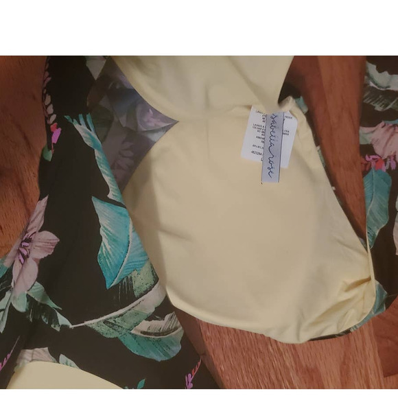 NWT! Isabella Rose Islander Ruffle Bikini Top Black Floral Large ~ Pool or Beach - Picture 7 of 9